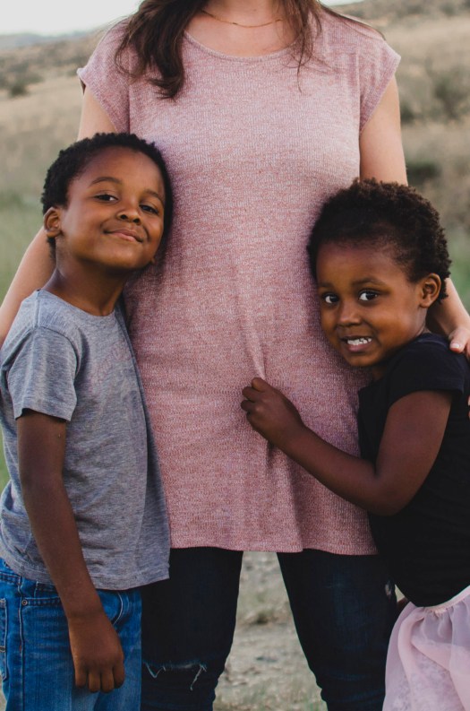 kids hugging mom, nature, central washington, outdoor children photoshoot @livingless.wordpress.com
