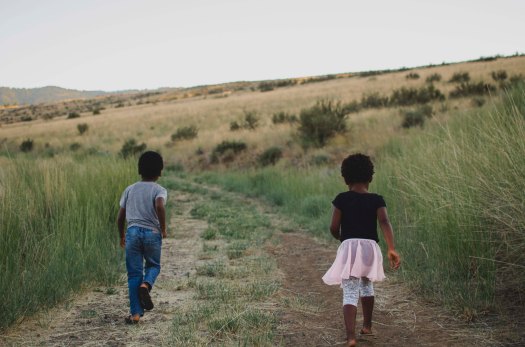kids running, nature, central washington, outdoor children photoshoot @livingless.wordpress.com
